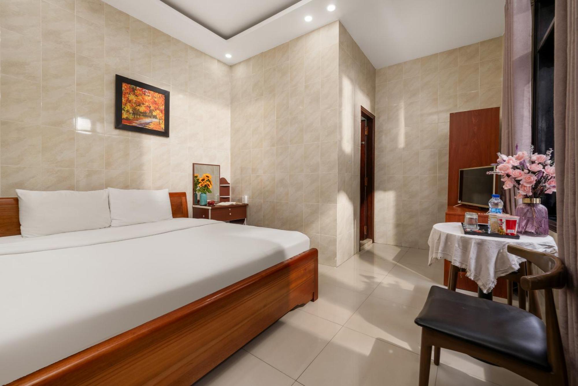 Kly Hotel Hue Esterno foto